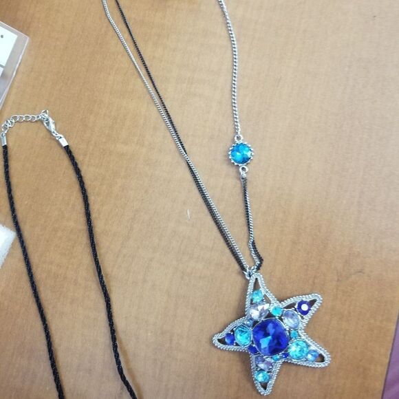Betsey Johnson starfish and key charm necklace - Picture 1 of 4